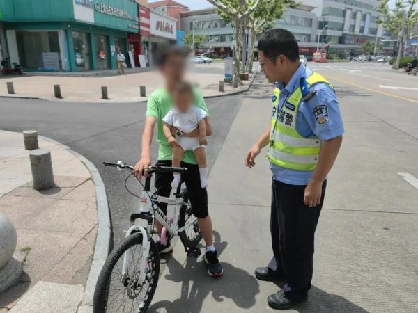 一路险象环生！13岁少年抱着6个月弟弟单手骑车