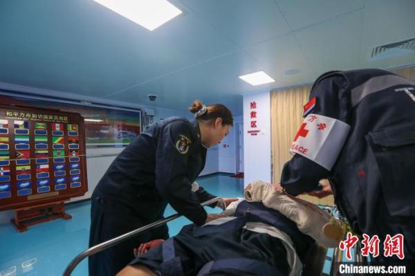 直击海军“和平方舟”号医院船海上立体医疗救护演练