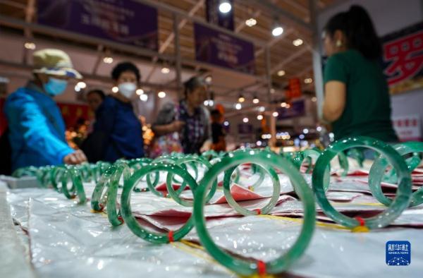 昆明:石博会开幕人气旺 昆明:石博会开幕人气旺