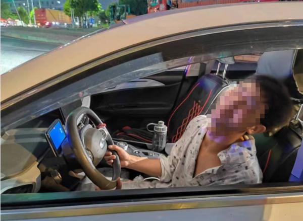 酒驾被查崩溃大哭：“跟老婆吵架了，我出来找她.......”