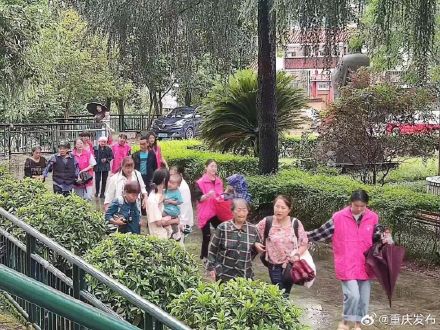 洪水瞬间冲垮房屋 528人成功避险