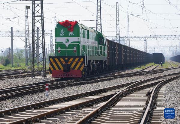 河北秦皇岛港新能源1号机车上线运行 河北秦皇岛港新能源1号机车上线运行