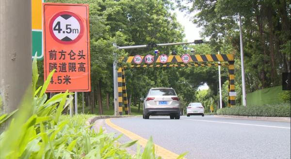 "这不是玩命吗!"保安被要求上马路,拦截超限货车 "这不是玩命吗!"保安被要求上马路,拦截超限货车