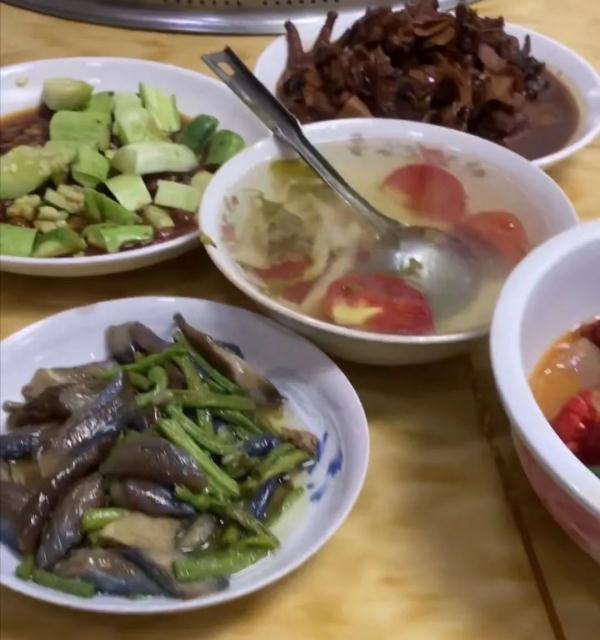 据说，浙江人最近的饭桌都长这样？有网友问：还要吃多久？