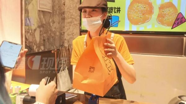 “剩菜盲盒”悄然走红,里面究竟是什么? “剩菜盲盒”悄然走红,里面究竟是什么?