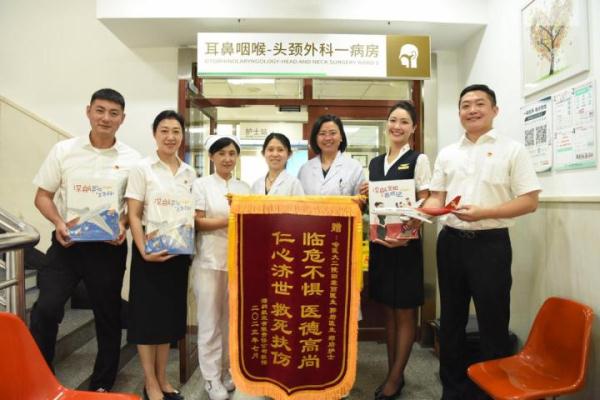 飞机上，前排乘客不断颤抖，他们发现后……
