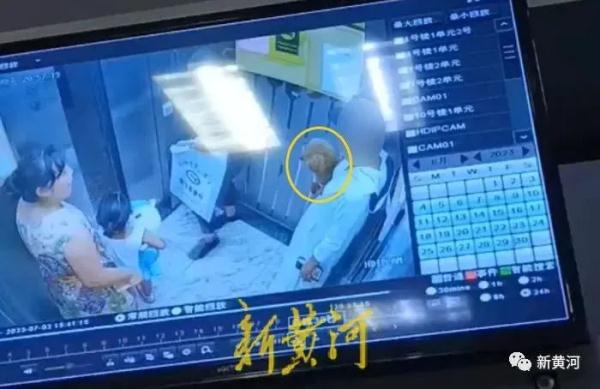 “法律方面能干过我算你赢!” 女子遛狗不拴绳还强迫老人向宠物犬道歉 “法律方面能干过我算你赢!” 女子遛狗不拴绳还强迫老人向宠物犬道歉