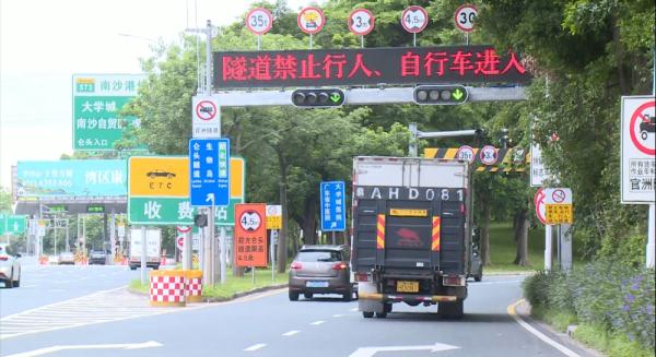 "这不是玩命吗!"保安被要求上马路,拦截超限货车 "这不是玩命吗!"保安被要求上马路,拦截超限货车