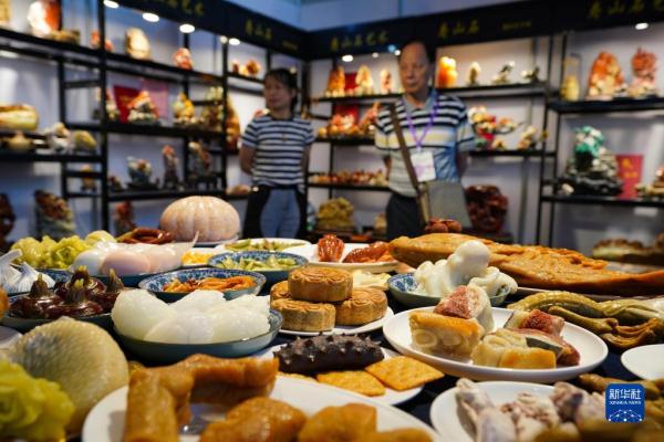 昆明:石博会开幕人气旺 昆明:石博会开幕人气旺