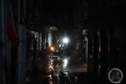万州夜幕下的坚守 万州夜幕下的坚守