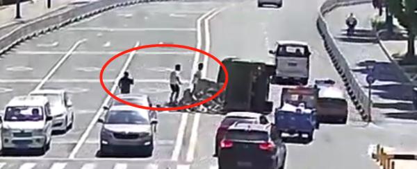 安徽一路口突发！一群热心人飞奔而来……