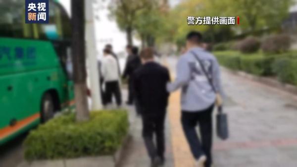 当心“桃色陷阱”!揭秘“裸聊”敲诈勒索背后的层层套路→ 当心“桃色陷阱”!揭秘“裸聊”敲诈勒索背后的层层套路→