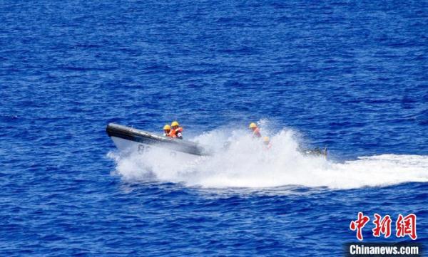 直击海军“和平方舟”号医院船海上立体医疗救护演练