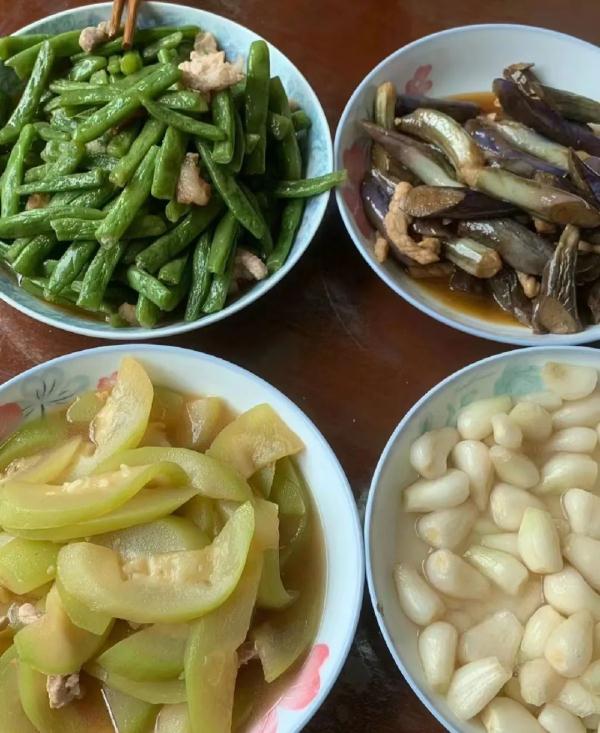 据说，浙江人最近的饭桌都长这样？有网友问：还要吃多久？