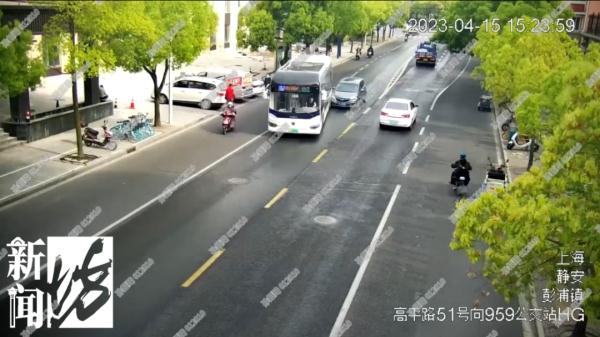 短短17天，上海这辆网约车8次撞上公交车…