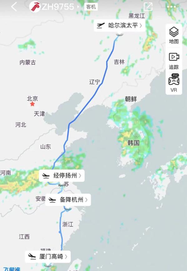 飞机上，前排乘客不断颤抖，他们发现后……