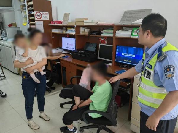 一路险象环生！13岁少年抱着6个月弟弟单手骑车