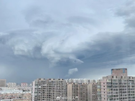 内蒙古通辽科尔沁区上空现超级单体风暴 网友：仿佛开启平行时空之门