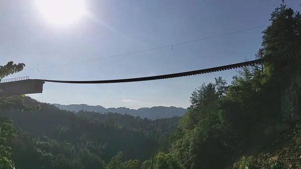 直击万凉铁路抢修现场：最快两三个月修好坍塌桥墩