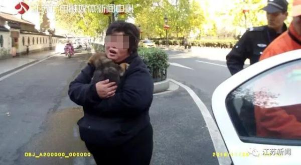 “法律方面能干过我算你赢!” 女子遛狗不拴绳还强迫老人向宠物犬道歉 “法律方面能干过我算你赢!” 女子遛狗不拴绳还强迫老人向宠物犬道歉