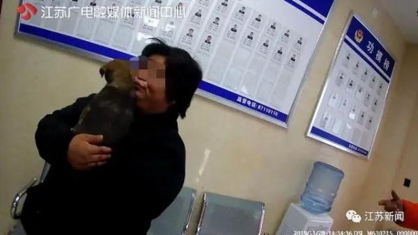 “法律方面能干过我算你赢!” 女子遛狗不拴绳还强迫老人向宠物犬道歉 “法律方面能干过我算你赢!” 女子遛狗不拴绳还强迫老人向宠物犬道歉