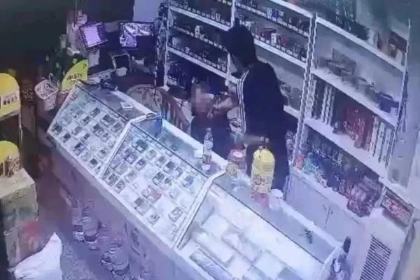 【一线警事】惊险!男子持刀抢劫,攸县警方快速将其抓获 【一线警事】惊险!男子持刀抢劫,攸县警方快速将其抓获