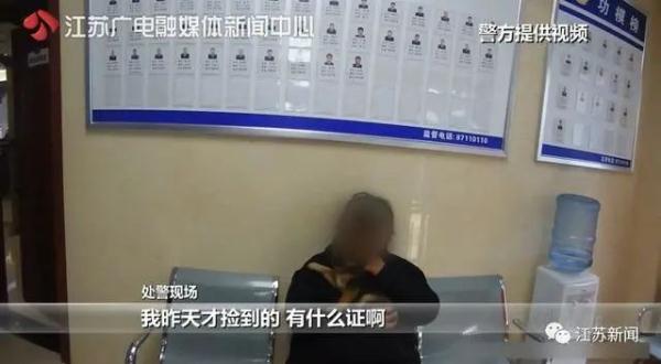 “法律方面能干过我算你赢!” 女子遛狗不拴绳还强迫老人向宠物犬道歉 “法律方面能干过我算你赢!” 女子遛狗不拴绳还强迫老人向宠物犬道歉