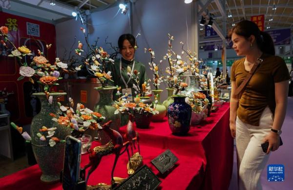 昆明:石博会开幕人气旺 昆明:石博会开幕人气旺