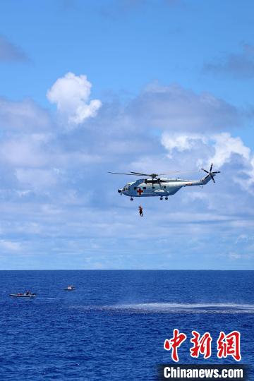 直击海军“和平方舟”号医院船海上立体医疗救护演练