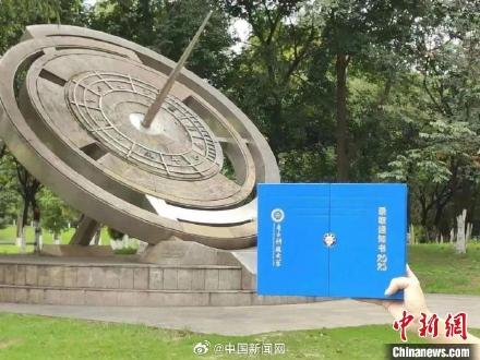 “硬核”浪漫！电子科大通知书藏着银杏与电路板