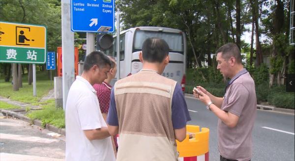 "这不是玩命吗!"保安被要求上马路,拦截超限货车 "这不是玩命吗!"保安被要求上马路,拦截超限货车