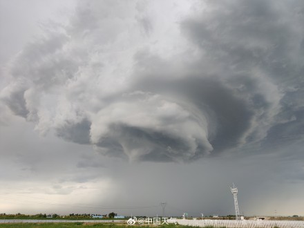 内蒙古通辽科尔沁区上空现超级单体风暴 网友：仿佛开启平行时空之门
