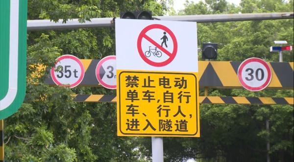 "这不是玩命吗!"保安被要求上马路,拦截超限货车 "这不是玩命吗!"保安被要求上马路,拦截超限货车