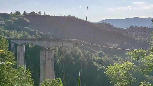 直击万凉铁路抢修现场：最快两三个月修好坍塌桥墩