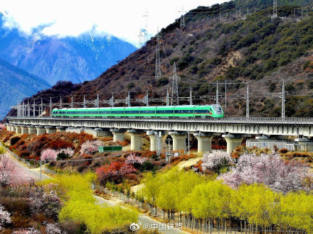 青藏集团公司加开敦煌、拉萨方向临时旅客列车