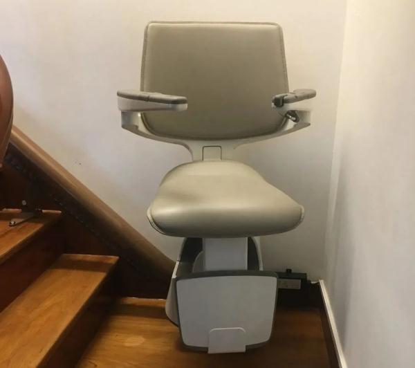 不仅倾斜晃动还“异响震天” ,老夫妻直言花钱买罪受!高价商品售后如何维权? 不仅倾斜晃动还“异响震天” ,老夫妻直言花钱买罪受!高价商品售后如何维权?