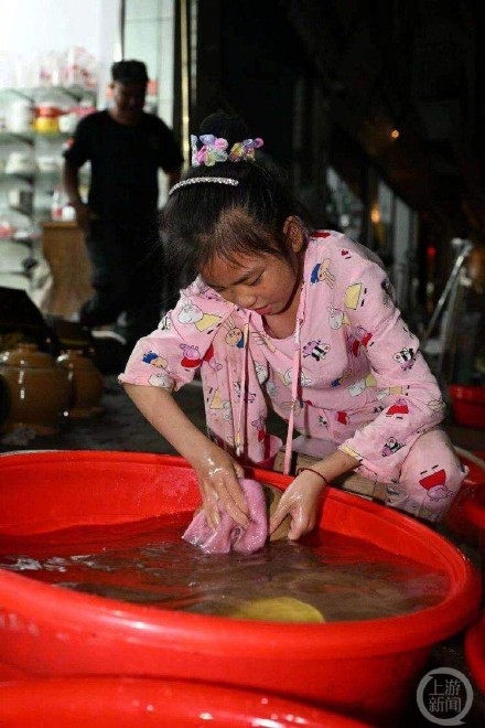 万州夜幕下的坚守 万州夜幕下的坚守