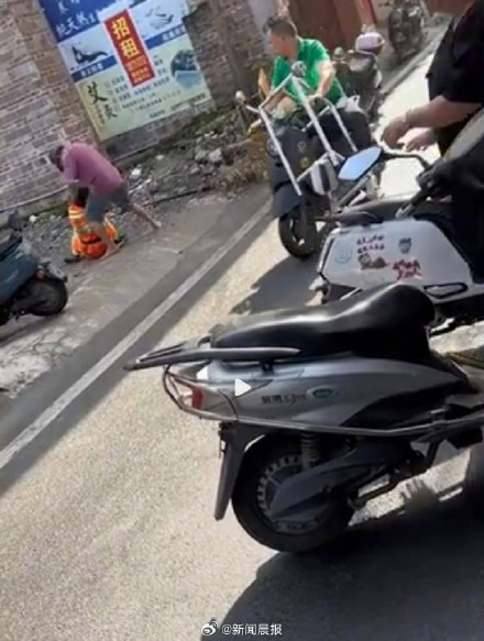 警方通报男子脚被扫到殴打环卫工 警方通报男子脚被扫到殴打环卫工