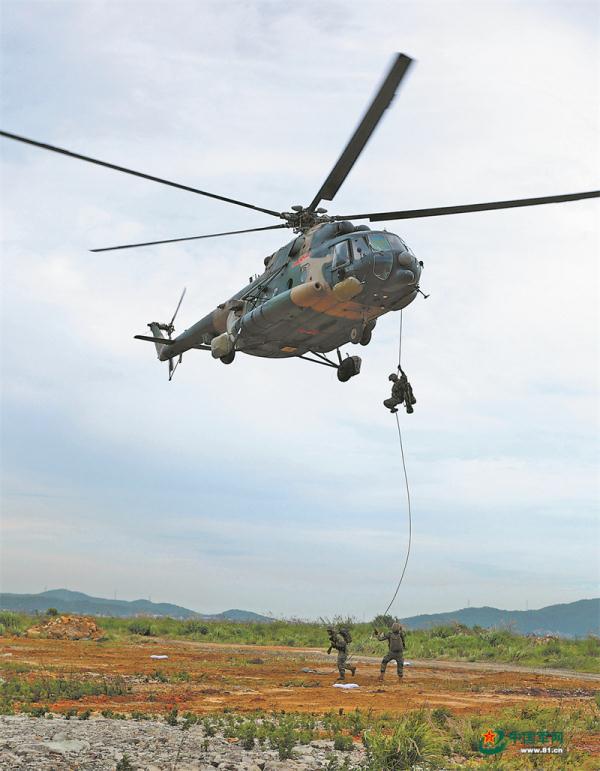 铁翼飞旋啸海天,某陆航旅开展实兵实弹演练 铁翼飞旋啸海天,某陆航旅开展实兵实弹演练