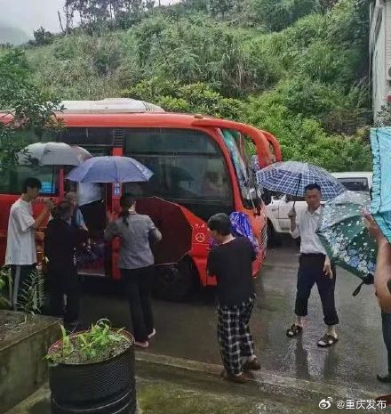 洪水瞬间冲垮房屋 528人成功避险