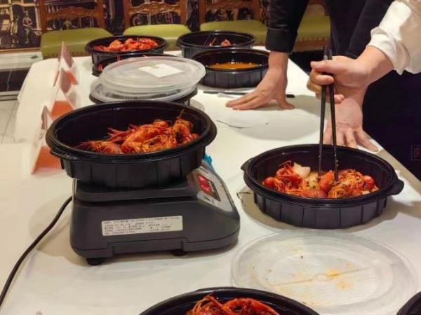 2斤小龙虾外卖，到手少6两？商家辩称“烧熟缩水”，上海消保委实测惊人