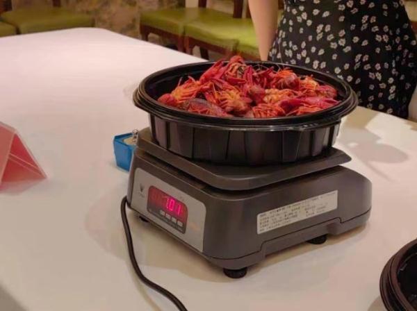 2斤小龙虾外卖，到手少6两？商家辩称“烧熟缩水”，上海消保委实测惊人