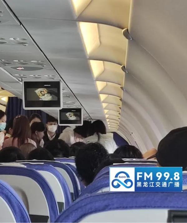 飞机上，前排乘客不断颤抖，他们发现后……