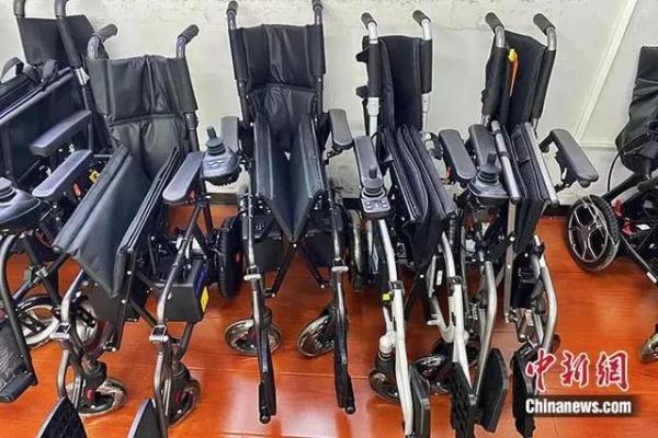 没病却不走路，年轻人为何坐电动轮椅出行？违规吗？