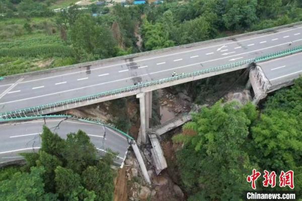 恩广高速达万段桥面垮塌原因查明：系突发山体岩石崩塌导致