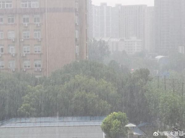 刚刚，上海连发预警！网友：雨巨大，下开水了…更猛烈的还在今晚，这些地区要加强防范