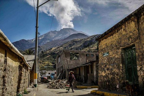 秘鲁乌维纳斯火山再次喷发 附近地区进入紧急状态