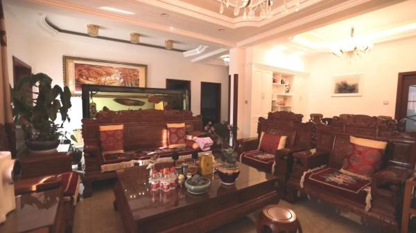 官员妻子打人耳光成习惯，用钱甩交警、拿水浇婆婆…