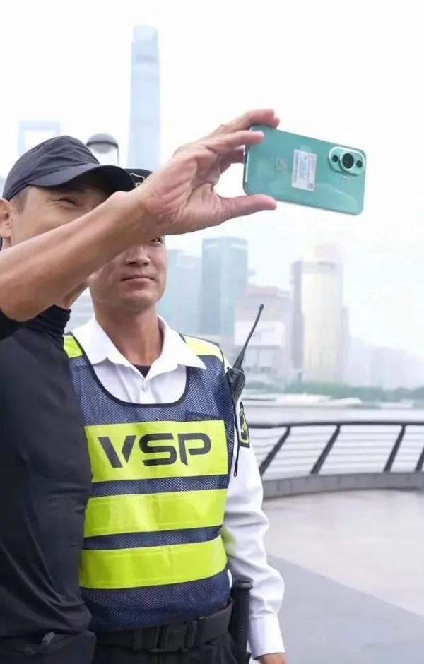 知名男星确诊上热搜！前不久还在外滩被粉丝“偶遇”