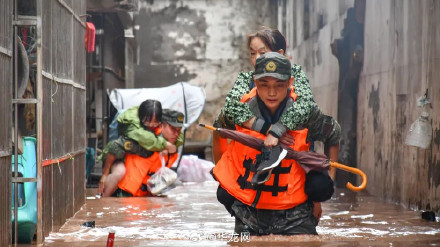 重庆市慈善总会发起万州抗洪救灾慈善募捐